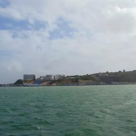 Bright In With Shared Pool Appartement *